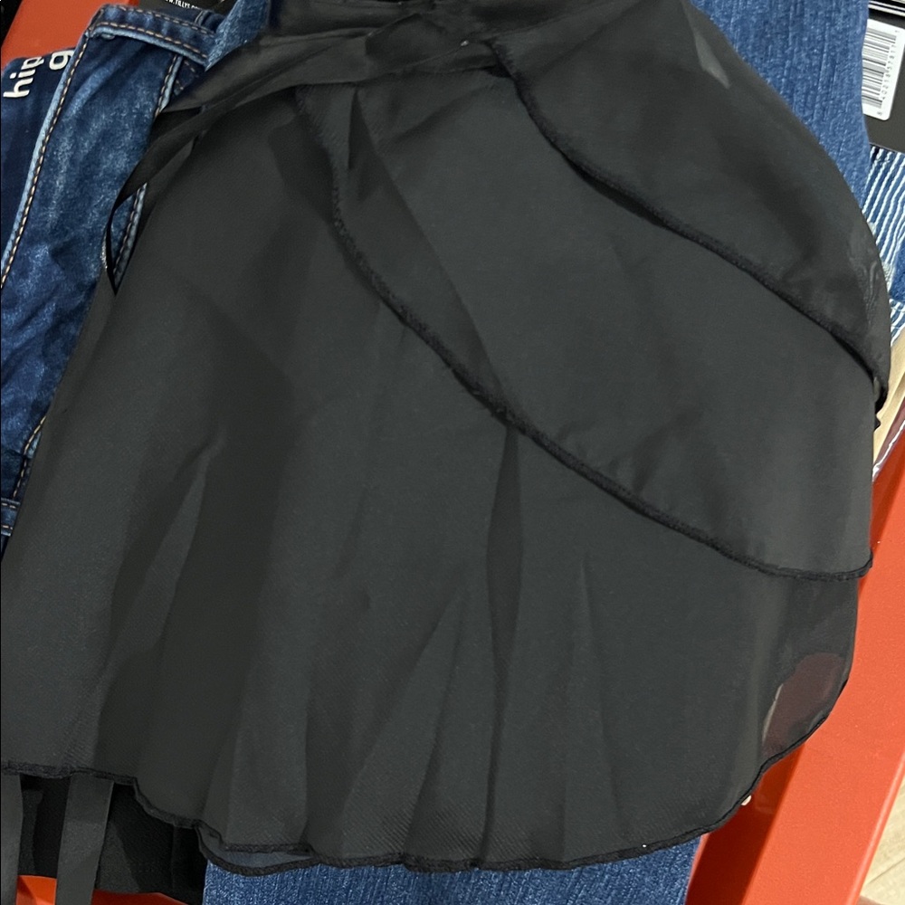 Ballet skirt. Small toddler. Ties wrap around.